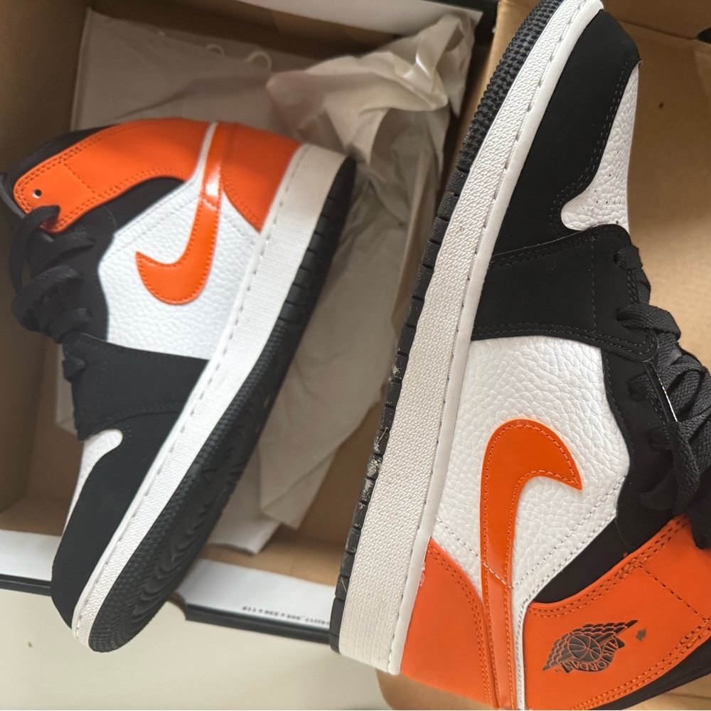 Air Jordan mid 1s